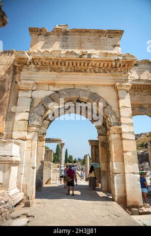 Éphèse, TURQUIE - 19 AOÛT 01 : les visiteurs dans Curetes sur rue 01 août, 2014 à Éphèse, Turquie. Ephèse contient la plus grande Banque D'Images