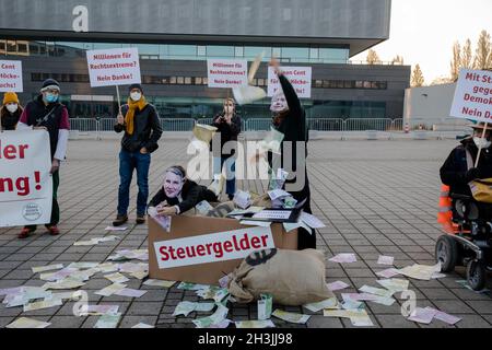 Berlin, Allemagne.29 octobre 2021.Lors de la manifestation, les manifestants portaient des masques de Bjoern Hoecke et Erika Steinbach.Berlin, Allemagne, le 29 octobre 2021.(Photo de Michael Kuenne/PRESSCOV/Sipa USA) crédit: SIPA USA/Alay Live News Banque D'Images