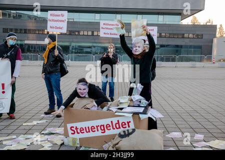 Berlin, Allemagne.29 octobre 2021.Lors de la manifestation, les manifestants portaient des masques de Bjoern Hoecke et Erika Steinbach.Berlin, Allemagne, le 29 octobre 2021.(Photo de Michael Kuenne/PRESSCOV/Sipa USA) crédit: SIPA USA/Alay Live News Banque D'Images