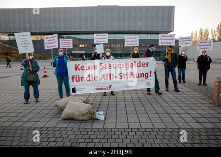 Berlin, Allemagne.29 octobre 2021.Manifestants devant le CityCube Berlin, protestant contre la Fondation Desiderius-Erasmus.Berlin, Allemagne, le 29 octobre 2021.(Photo de Michael Kuenne/PRESSCOV/Sipa USA) crédit: SIPA USA/Alay Live News Banque D'Images