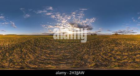 Vue panoramique à 360° de Panorama hdri du soir 360 vue parmi les champs d'élevage avec nuages de coucher de soleil en projection sphérique équirectangulaire, prêt pour VR AR réalité virtuelle conten