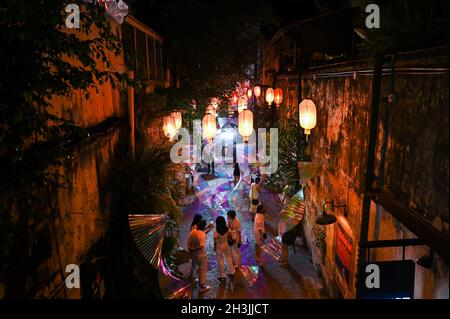 Kuala Lumpur, Malaisie.28 octobre 2021.Les gens visitent les installations d'art sur le thème "illuminer les ombres" lors d'un aperçu médiatique à Kwai Chai Hong à Kuala Lumpur, Malaisie, 28 octobre 2021.Inspirés par les défis auxquels les gens sont confrontés dans la vie, les créateurs espèrent répandre des vibes positives et modifier la façon dont les choses sont perçues au milieu de la pandémie COVID-19 actuelle en offrant une perspective différente sur les lumières et les ombres.Credit: Zhu Wei/Xinhua/Alay Live News Banque D'Images