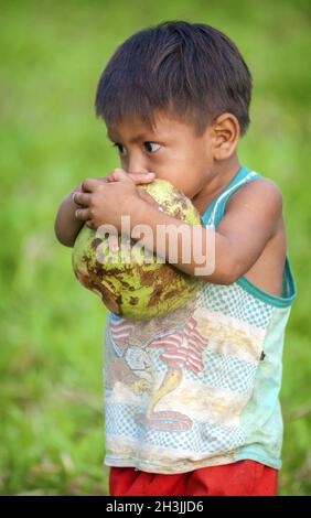 LORETO, PÉROU - 02 janvier : les enfants non identifiés qui pose pour appareil photo dans un petit village au milieu de la forêt tropicale amazonienne, Banque D'Images