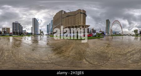 Vue panoramique à 360° de BATUMI, GÉORGIE - SEPTEMBRE 2021 : panorama hdri sphérique sans couture complet à 360 degrés sur la place parmi les gratte-ciels et les immeubles de bureaux après la pluie en eq