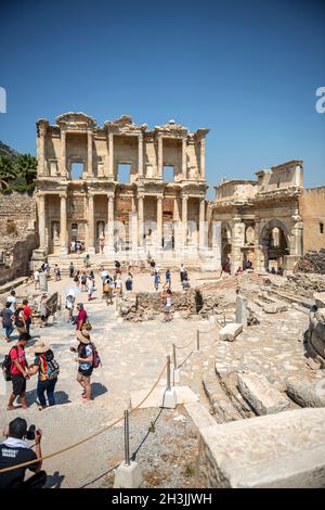 Éphèse, TURQUIE - 19 AOÛT 01 : les visiteurs dans Curetes sur rue 01 août, 2014 à Éphèse, Turquie. Ephèse contient la plus grande Banque D'Images