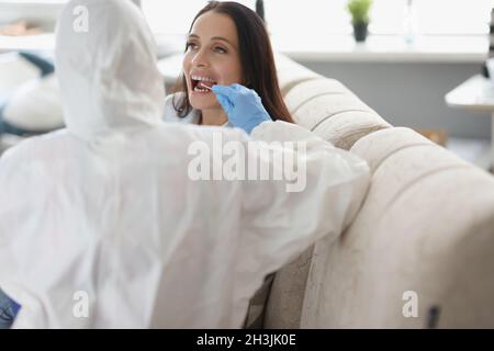 Femme présentant des symptômes de maladie Banque D'Images