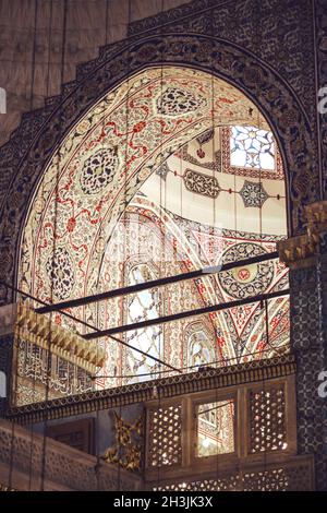 ISTANBUL, TURQUIE - 5 mai 2014 : Belle décoration intérieure de la Yeni Cami, sens nouvelle mosquée ; l'origine Valide Sultan Banque D'Images