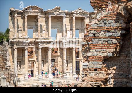 Éphèse, TURQUIE - 19 AOÛT 01 : les visiteurs dans Curetes sur rue 01 août, 2014 à Éphèse, Turquie. Ephèse contient la plus grande Banque D'Images