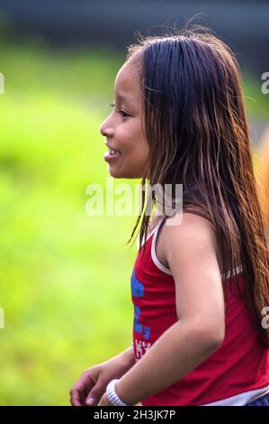 LORETO, PÉROU - 02 janvier : les enfants non identifiés qui pose pour appareil photo dans un petit village au milieu de la forêt tropicale amazonienne, Banque D'Images