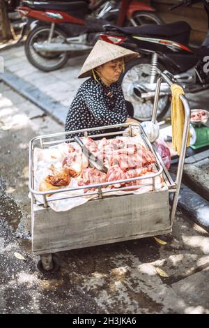 Hanoi, Vietnam - Mai 2, 2015 : la rue du marché vietnamien dame de vendeur, le 2 mai 2015, à Hanoi, Vietnam Banque D'Images