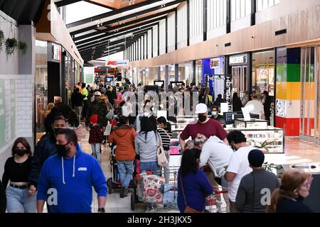 Melbourne, Australie.29 octobre 2021.Les clients se font la queue à partir de 5 h à l'extérieur de Kmart au centre commercial Woodgrove de Melton. Les magasins, cinémas et salles de sport ouvrent leurs portes à 18 h, avec la prochaine étape de restrictions assouplies pour l'ouverture à Melbourne. Crédit : Michael Currie/Speed Media/Alay Live News Banque D'Images