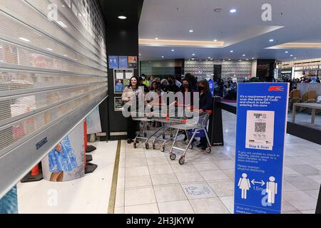 Melbourne, Australie.29 octobre 2021.Les clients se font la queue à partir de 5 h à l'extérieur de Kmart au centre commercial Woodgrove de Melton. Les magasins, cinémas et salles de sport ouvrent leurs portes à 18 h, avec la prochaine étape de restrictions assouplies pour l'ouverture à Melbourne. Crédit : Michael Currie/Speed Media/Alay Live News Banque D'Images