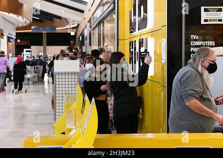 Melbourne, Australie.29 octobre 2021.Les clients scannent les codes QR avant de se rendre dans JB Hi-Fi au centre commercial Woodgrove de Melton, alors que les magasins, cinémas et salles de sport ouvrent à 18 h et que les restrictions d'ouverture à Melbourne sont à nouveau assouplies. Crédit : Michael Currie/Speed Media/Alay Live News Banque D'Images