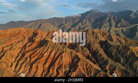 Xining.27 octobre 2021.La photo aérienne prise le 27 octobre 2021 montre le paysage de la forme terrestre de Danxia dans le comté de Guide, dans la province de Qinghai, dans le nord-ouest de la Chine.Credit: Zhang Hongxiang/Xinhua/Alamy Live News Banque D'Images