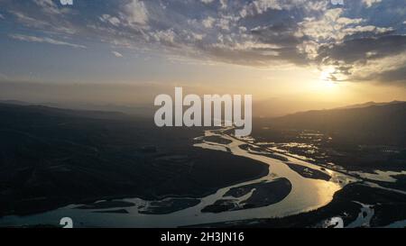 Xining.27 octobre 2021.La photo aérienne prise le 27 octobre 2021 montre la rivière jaune dans le comté de Guide, dans la province de Qinghai, dans le nord-ouest de la Chine.Credit: Zhang Hongxiang/Xinhua/Alamy Live News Banque D'Images