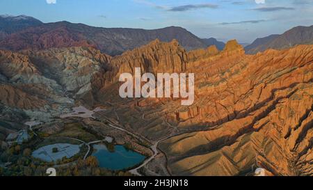 Xining.27 octobre 2021.La photo aérienne prise le 27 octobre 2021 montre le paysage de la forme terrestre de Danxia dans le comté de Guide, dans la province de Qinghai, dans le nord-ouest de la Chine.Credit: Zhang Hongxiang/Xinhua/Alamy Live News Banque D'Images