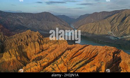 Xining.27 octobre 2021.La photo aérienne prise le 27 octobre 2021 montre le paysage de la forme terrestre de Danxia dans le comté de Guide, dans la province de Qinghai, dans le nord-ouest de la Chine.Credit: Wu Gang/Xinhua/Alay Live News Banque D'Images