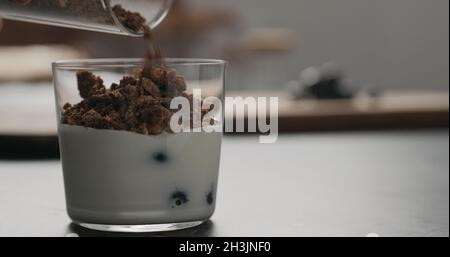 fabrication de granola avec bleuets en verre avec espace de copie, photo large Banque D'Images