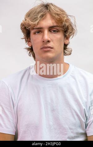 Photographie de studio de fond blanc de jeune beau garçon homme adolescent adolescent jeune adulte Banque D'Images