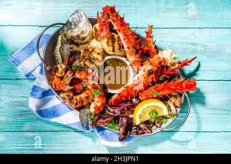 Assortiment divers barbecue cuisine méditerranéenne - poisson, pieuvre, crevettes, crabe, fruits de mer, moules, repas d'été barbecue fête, avec kebab, sauces, Banque D'Images