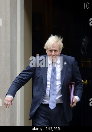 Le Premier ministre Boris Johnson quitte le 10 Downing Street avant que les premiers ministres se quesrent le jour du budget, le 27 octobre 2021 Banque D'Images