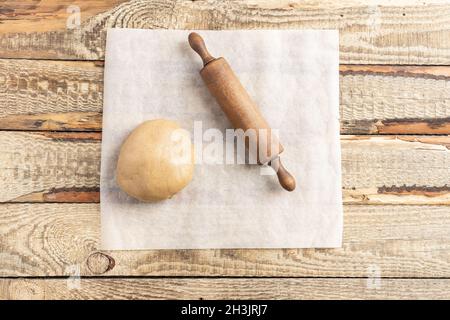 Ingrédients pour la cuisson de Noël et biscuits au pain d'épice sur fond de bois, topview.Nouvel an, vacances, vacances. Banque D'Images