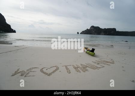 Nous aimons la Thaïlande - texte écrit à la main dans le sable sur une plage de mer Banque D'Images