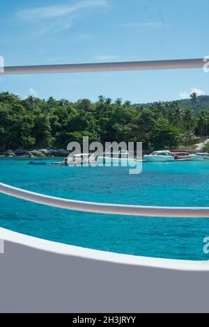 Excursion en bateau le week-end avec eau tropicale bleu clair sur l'île de Racha Yai Banque D'Images