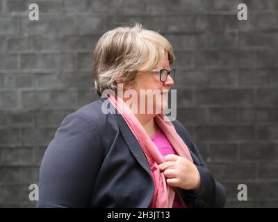 Therese Coffey, secrétaire aux pensions et au travail de Glum, quitte la réunion hebdomadaire du Cabinet à Downing Street, Londres, Royaume-Uni Banque D'Images