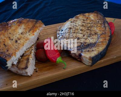 Poisson grillé au sabre avec poivrons et tomates avec poivrons et tomates Banque D'Images
