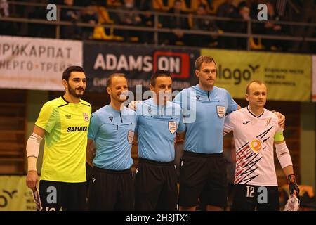 IVANO-FRANKIVSK, UKRAINE - 28 OCTOBRE 2021 - les arbitres et capitaines de NFC Uragan Ivano-Frankivsk (R) et MFC Araz Naxcivan (L) posent pour une photo Banque D'Images