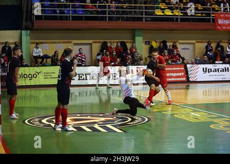 IVANO-FRANKIVSK, UKRAINE - 28 OCTOBRE 2021 - le gardien de but Roman Koltok (C) de NFC Uragan Ivano-Frankivsk saisit la balle lors de la Fut de l'UEFA de 2021/2022 Banque D'Images