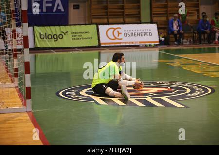 IVANO-FRANKIVSK (UKRAINE) - 28 OCTOBRE 2021 - le gardien de but Rovshan Huseynli du MFC Araz Naxcivan tient le ballon pendant le Champio du Futsal de l'UEFA en 2021/2022 Banque D'Images