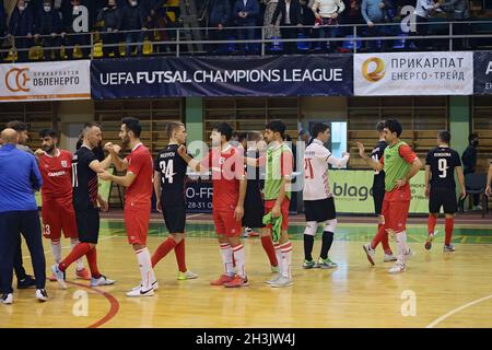 IVANO-FRANKIVSK, UKRAINE - 28 OCTOBRE 2021 - les joueurs de MFC Araz Naxcivan (kit rouge) saluent leurs adversaires de NFC Uragan Ivano-Frankivsk pendant le 20 Banque D'Images