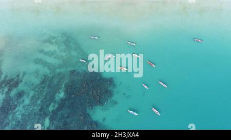 Vue aérienne des bateaux à longue queue sur la mer près de la plage de Kata à Phuket Banque D'Images