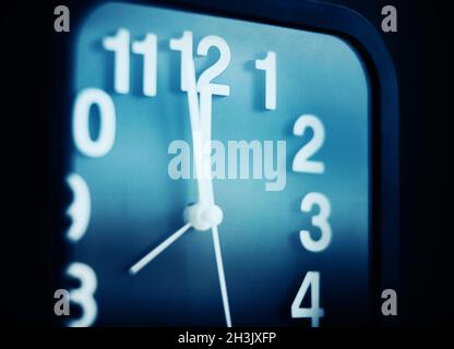 Sur une montre noire moderne, les mains montrent cinq minutes à minuit.Il est temps d'aller au lit.Nuit. Banque D'Images