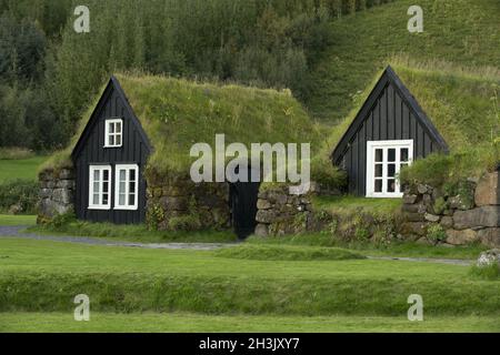 Maisons traditionnelles iclandic avec toits herbeux. Banque D'Images