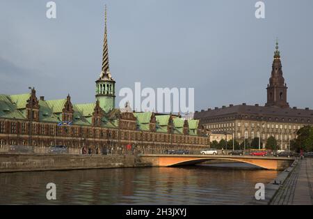 Vue sur le Palais de Christiansborg à Copenhague sur le canal. Banque D'Images