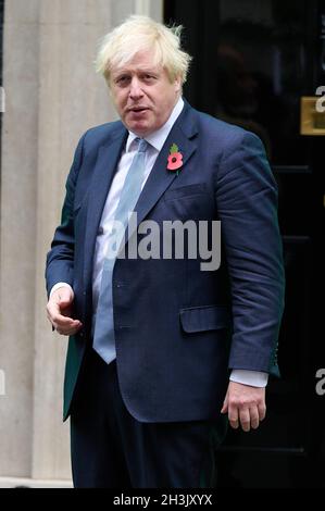 Londres, Royaume-Uni.29 octobre 2021.Le Premier ministre Boris Johnson rencontre des collecteurs de fonds pour la Royal British Legion et achète un coquelicot devant le numéro 10 Downing Street, Londres crédit: Alan D West/Alay Live News Banque D'Images