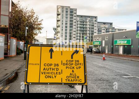 Un panneau de signalisation à Finnieston, Glasgow, indiquant les détournements et les directions pour le trafic de la COP26 alors que la ville se prépare à accueillir la Conférence des Nations Unies sur le climat et le chane. Banque D'Images