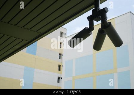 Caméra de vidéosurveillance dans la ville Banque D'Images