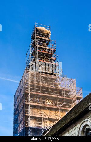 Échafaudage entourant le clocher de l'église notre-Dame à la celle-Guenand, Indre-et-Loire (37), France. Banque D'Images