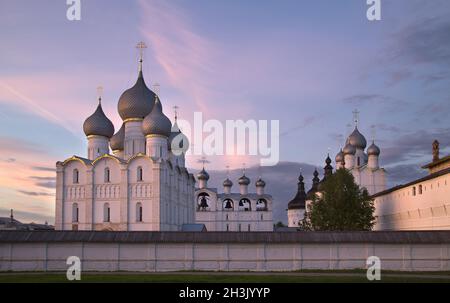 Rostov le Grand, la Russie. Vue sur la vieille Kremlin le contre Ciel de coucher du soleil. Banque D'Images