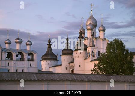 Rostov le Grand, la Russie. Vue sur la vieille Kremlin le contre Ciel de coucher du soleil. Banque D'Images