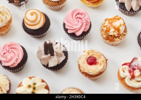 Il y a plein de petits gâteaux et muffins colorés d'en haut pour une fête d'anniversaire Banque D'Images