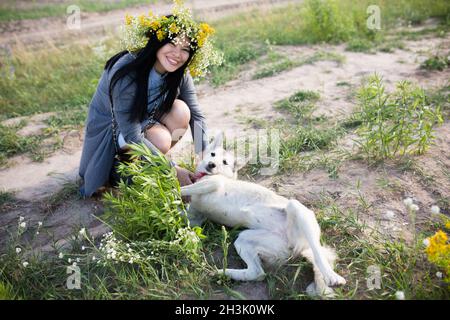 Propriétaire de chien jouer avec son chien préféré. Banque D'Images