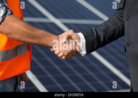 Foreman et businessman shaking hands à l'énergie solaire. Banque D'Images