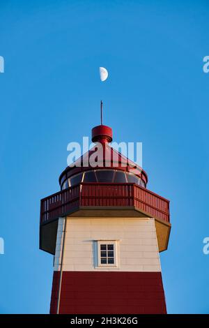 Le phare d'Alnes ressemble à une fusée visant la lune, en Norvège Banque D'Images
