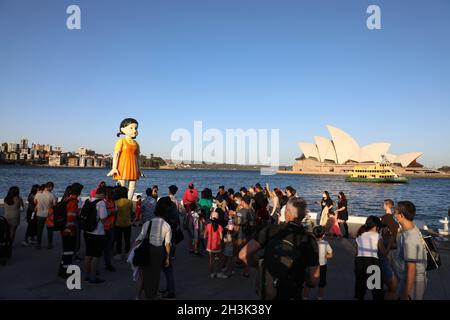 Sydney, Australie.29 octobre 2021.La réplique de la poupée animée de la série Netflix Squid Game a été installée dans le port de Sydney pour Halloween.La poupée, qui mesure 4.5 mètres et pèse trois tonnes, peut tourner la tête et chante « lumière verte ».Sydneysiders sont invités à jouer le jeu coréen populaire pour enfants rendu populaire par l'émission de télévision.Credit: Richard Milnes/Alamy Live News Banque D'Images