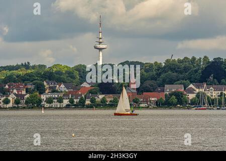 Voilier dans le canal du Schleswig en face de la marina de Busdorf, Haddeby.Schleswig, Schleswig-Flensburg, Schleswig-Holstein, Allemagne Banque D'Images